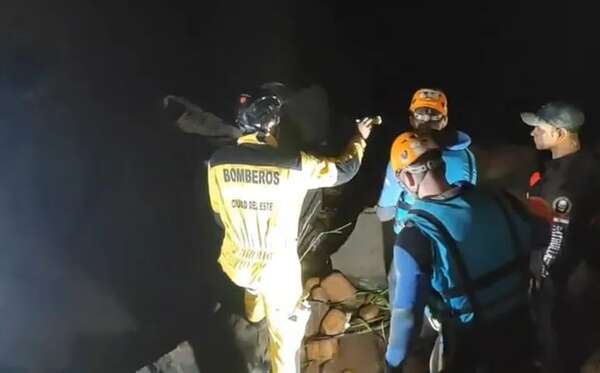 Rescatan de un árbol a tres jóvenes luego de la apertura de compuertas del Acaray - ABC en el Este - ABC Color