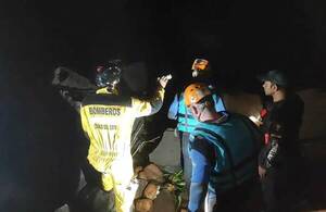 Pescadores treparon a un árbol para salvarse de correntada tras apertura de compuertas del Acaray