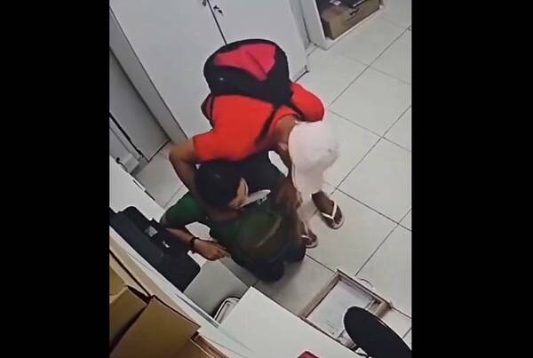 [VIDEO] Mondaha puso cuchillo por el cuello de una empleada y sembró el temor