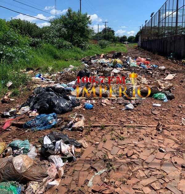 CalleS y patios baldíos utilizados como vertedero clandestino - Radio Imperio 106.7 FM