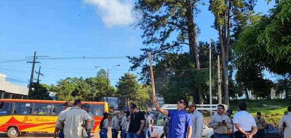 Sindicalistas cierran ruta PY02 en Ciudad del Este en otra jornada de manifestación - ABC en el Este - ABC Color