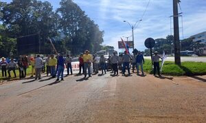 Bloquean ruta en el Km. 10
