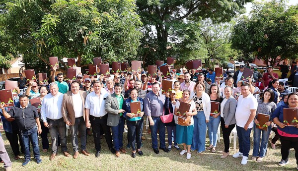 Histórica entrega de 2.280 titulaciones rurales en 113 días de gestión - .::Agencia IP::.