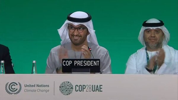 Sin eliminar los combustibles fósiles, la COP28 aprueba la transición hacia las energías limpias