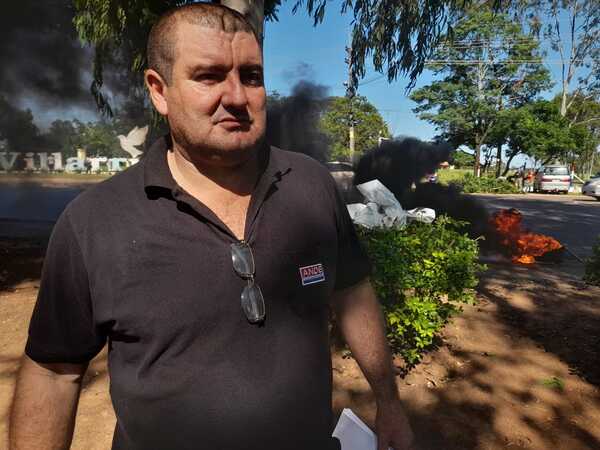 AFILIADOS DE SITRANDE REALIZAN MANIFESTACIÓN EN CRUCE VILLARRICA-PARAGUARÍ.