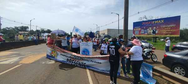 Manifestantes protestan contra la creación de la Superintendencia de Jubilaciones en Encarnación