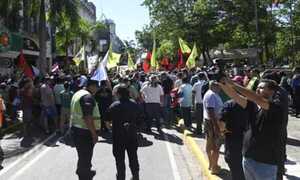 Alta tensión en Asunción ante movilización de jubilados y trabajadores | Radio Regional 660 AM