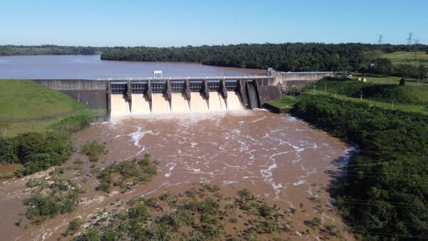 Diario HOY | Jóvenes se salvan de morir tras apertura de compuertas de la represa Acaray