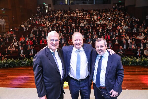 Econom铆a paraguaya crecer谩 3,8% y la inflaci贸n converger谩 hacia la meta del 4,0% en 2024 - Revista PLUS