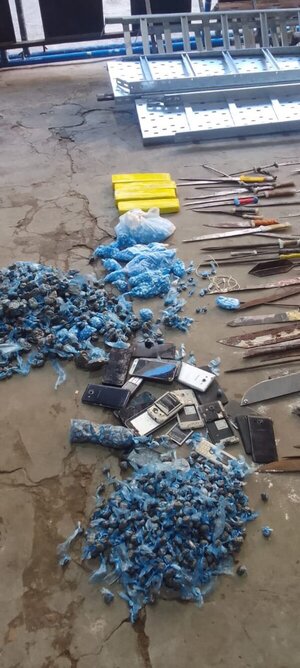 Incautan arsenal de armas blancas en la cárcel de Tacumbú - trece
