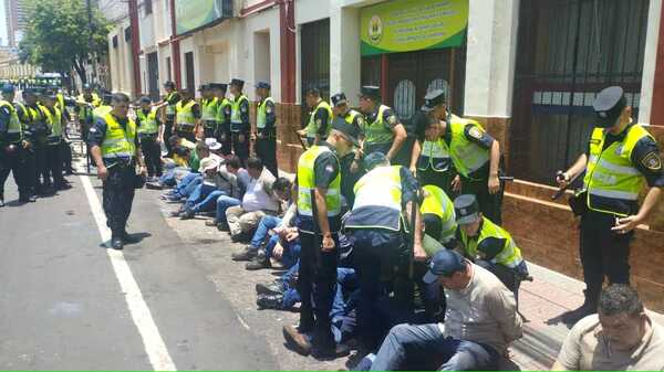 31 manifestantes liberados tras protesta en rechazo a proyecto de ley de Superintendencia - Revista PLUS