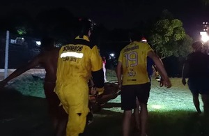Acaray abrió compuertas y jóvenes trepan árboles para no ser arrastrados por el agua - ADN Digital