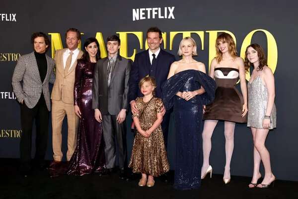 Bradley Cooper posa con hija Lea en la alfombra roja de “Maestro” - Gente - ABC Color