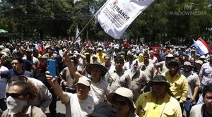 Manifestación en el microcentro y brazos caídos en la ANDE