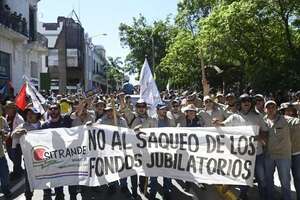 Gremios llaman a la gente a salir a las calles para frenar atropello cartista - Política - ABC Color