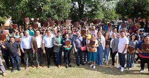 La Nación / Gobierno entregó casi 2.300 títulos a familias campesinas en 113 días