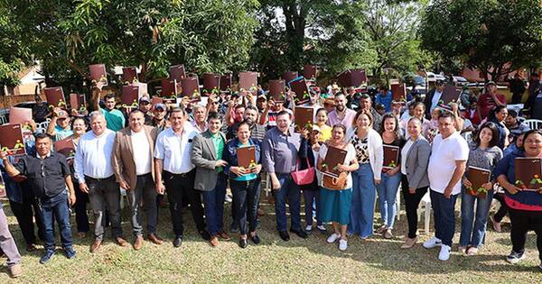 La Nación / Gobierno entregó casi 2.300 títulos a familias campesinas en 113 días