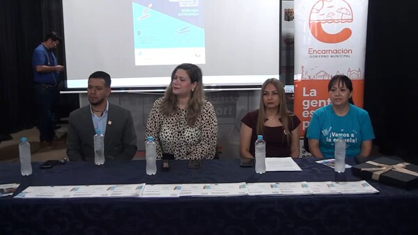 Consejo de Educación Distrital de Encarnación recibe reconocimiento por su labor en la campaña "Vamos a la Escuela"