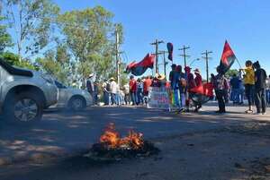 Funcionarios de ANDE prosiguen con protestas y docentes se unen - Nacionales - ABC Color