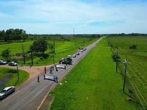 Funcionarios de la ANDE de Misiones se manifiestan con cierre de ruta - Nacionales - ABC Color