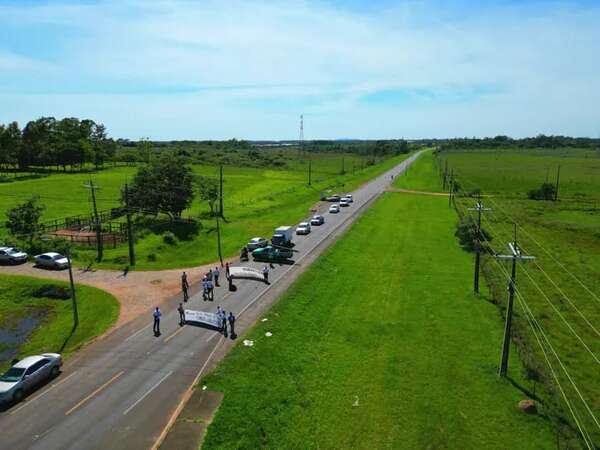 Funcionarios de la ANDE de Misiones se manifiestan con cierre de ruta - Nacionales - ABC Color