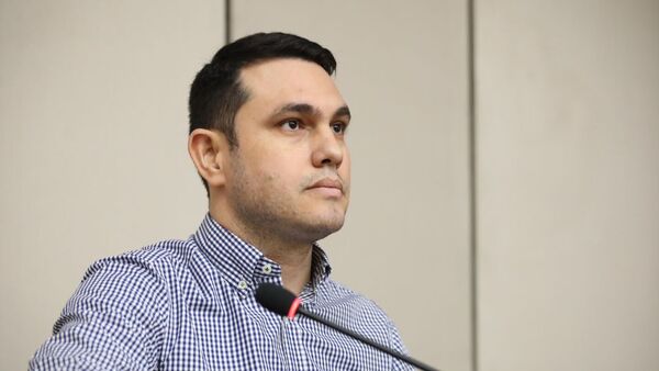 Senadores cartistas y aliados blanquean a Hernán Rivas por caso de título falso
