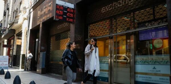 Argentina deval煤a un 50% su moneda y anuncia un paquete de "urgencia" - Revista PLUS