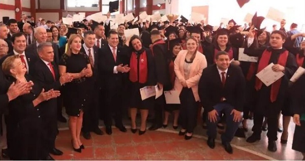 Cartes anuncia “Universidad ANR” en un acto de graduación