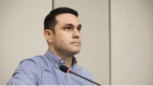 Senadores cartistas y aliados blanquean a Hernán Rivas por caso de título falso