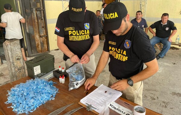 Drogas, armas, celulares y hasta un gallo incautaron durante requisa en Tacumbu - La Tribuna