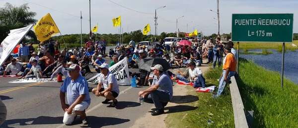 Con sentata y cierre de rutas se manifestaron en Ñeembucú - Nacionales - ABC Color