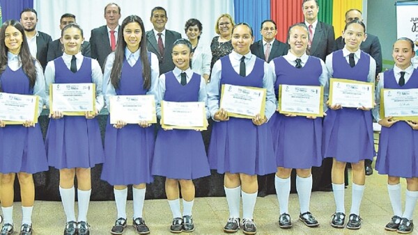 Bella Vista premia a mentes brillantes de niveles Básico y Medio