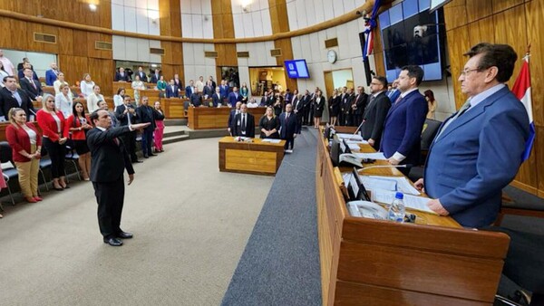 Cartistas aprueban iniciativa que suaviza penas de corruptos