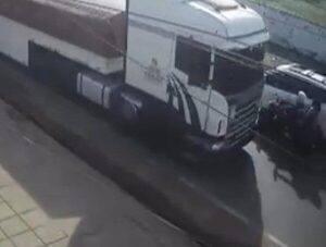 Pasajera de Moto Bolt pierde la vida al ser atropellada por camión en Ñemby · Radio Monumental 1080 AM