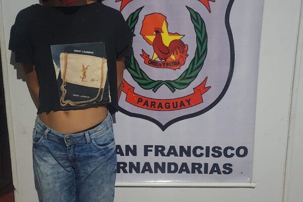 Detienen a mujer por hurto
