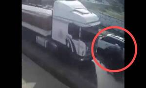[VIDEO] Iban en moto cuando un feroz camión les rozó; ella murió en el lugar