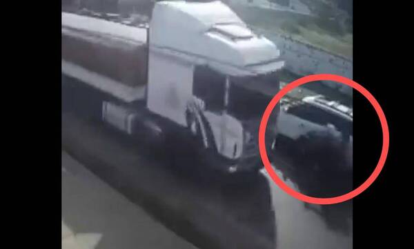 [VIDEO] Iban en moto cuando un feroz camión les rozó; ella murió en el lugar