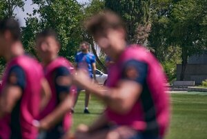 Versus / Ramón Sosa muestras dotes extrafutbolísticos en el entrenamiento de Talleres
