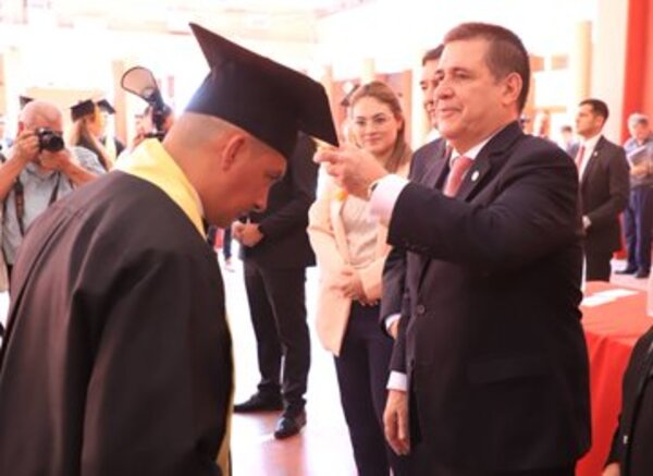 Cartes anuncia “Universidad ANR” en un acto de graduación