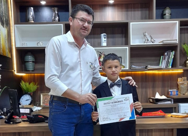 Entregan reconocimiento al niño Dominick González - La Clave