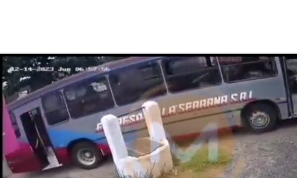 (VIDEO)Colectivo se quedó sin frenos y asustó al rollo