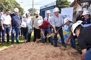 GOBERNADOR ACOMPAÑA PALADAS INICIALES DE OBRAS EN EL NORDESTE DEL DEPARTAMENTO - Itapúa Noticias