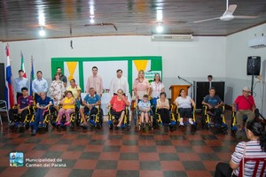 ENTREGA DE AYUDAS TÉCNICAS PARA PERSONAS CON DISCAPACIDAD EN CARMEN DEL PNÁ. - Itapúa Noticias
