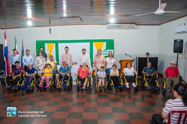 ENTREGA DE AYUDAS TÉCNICAS PARA PERSONAS CON DISCAPACIDAD EN CARMEN DEL PNÁ. - Itapúa Noticias