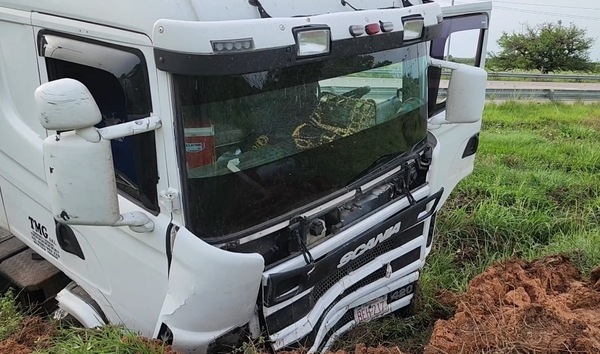 Camión de gran porte cae en profunda cuneta en la Ruta Py22