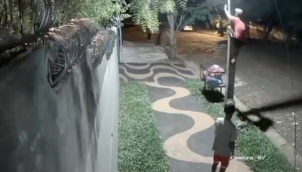 [VIDEO] Filmaron al “hombre araña” encarnaceno en lo alto de una columna robando foco