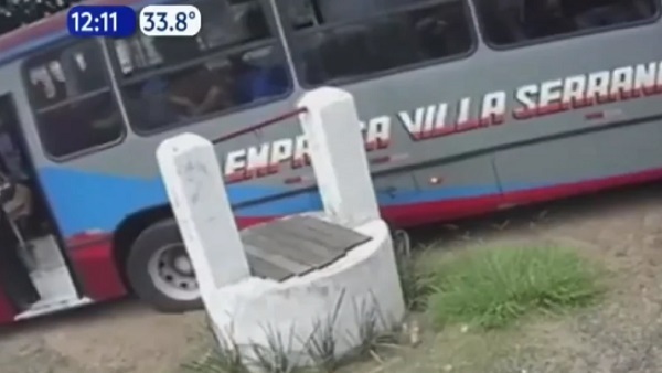Bus queda sin frenos y choca contra comercio