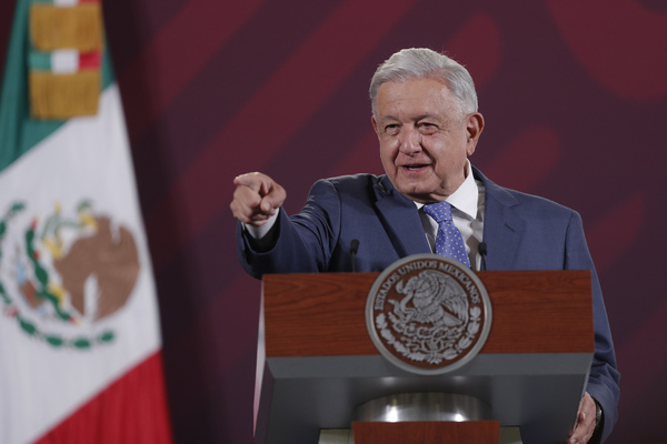 Una imagen viral no muestra a López Obrador en el funeral de la madre del Chapo Guzmán - MarketData