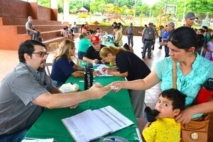Familias relocalizadas por Yacyretá reciben bonos de fin de año en Encarnación