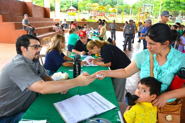 Familias relocalizadas por Yacyretá reciben bonos de fin de año en Encarnación